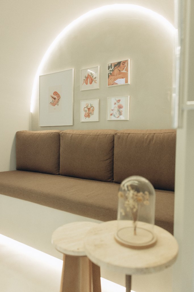 Sala de espera com sofá e quadros