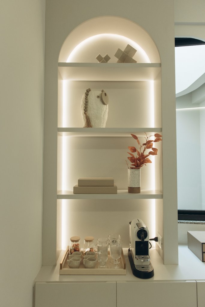 Entrada em arco com poltronas